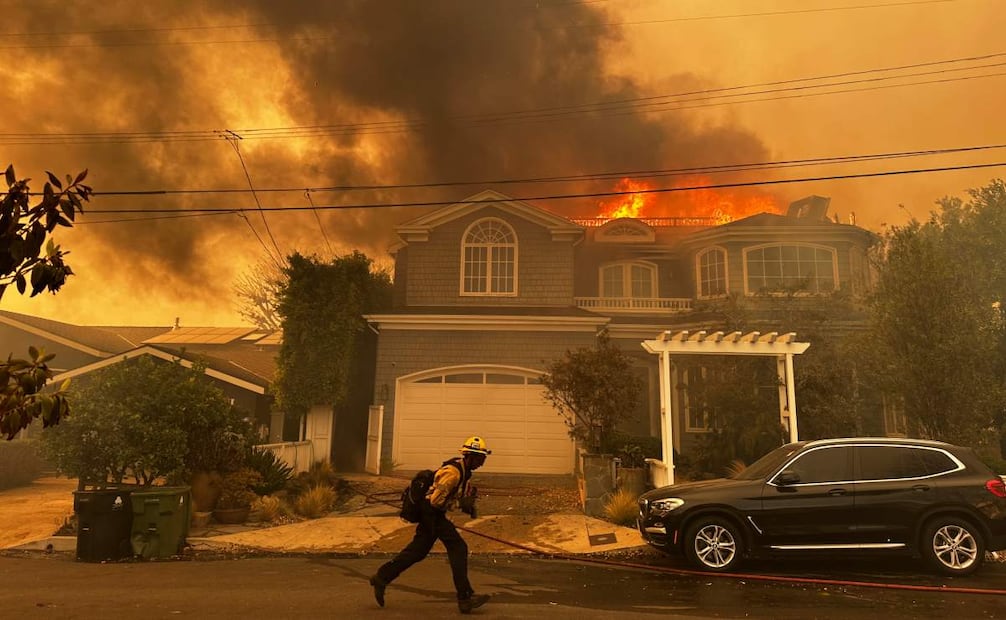 Una residencia en llamas mientras un bombero combate un incendio en Pacific Palisades, el martes 7 de enero de 2025, en Los Ángeles. Foto: AP