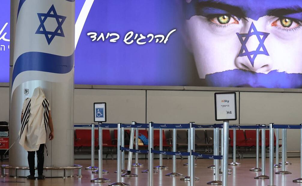 La gente espera frente a los mostradores de registro en el aeropuerto Ben Gurion de Tel Aviv el 29 de septiembre de 2024, en medio de enfrentamientos transfronterizos con el grupo libanés Hezbolá e Israel. Foto: AFP