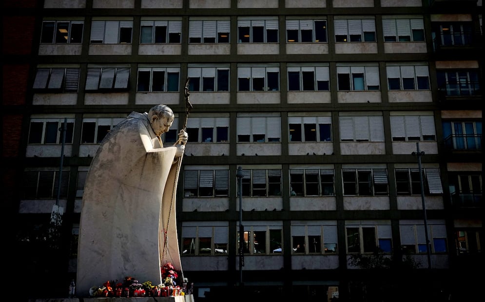 Imagen de un altar improvisado dedicado al papa Francisco a las puertas del hospital Gemelli de Roma, el 20 de febrero de 2025, donde permanece ingresado desde hace casi una semana. Foto: AFP