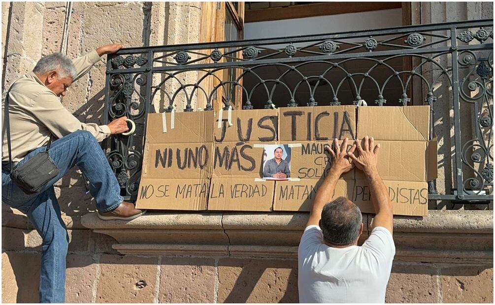 Con pancartas y gritos, periodistas marchan este 31 de octubre por asesinato de periodistas en Michoacán. Foto: Carlos Arrieta / EL UNIVERSAL