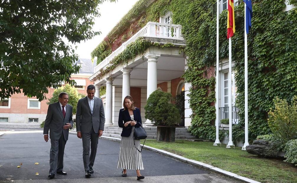 Pedro Sánchez se reúne con el candidato de la oposición venezolana Edmundo González Urrutia y su hija Carolina González en el Palacio de la Moncloa en Madrid. Foto: AFP