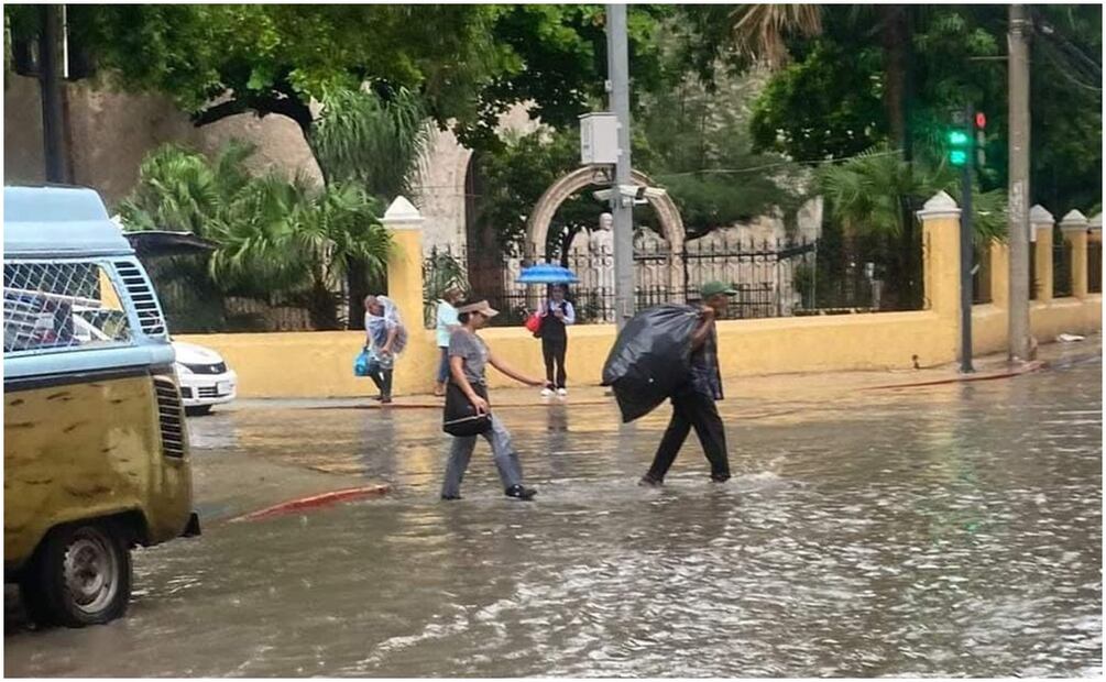 En su paso frente a Yucatán, Helene paralizó la costa oriente, provocó lluvias y aguaceros en 8 municipios del interior del Estado y en Mérida. Foto: Especial