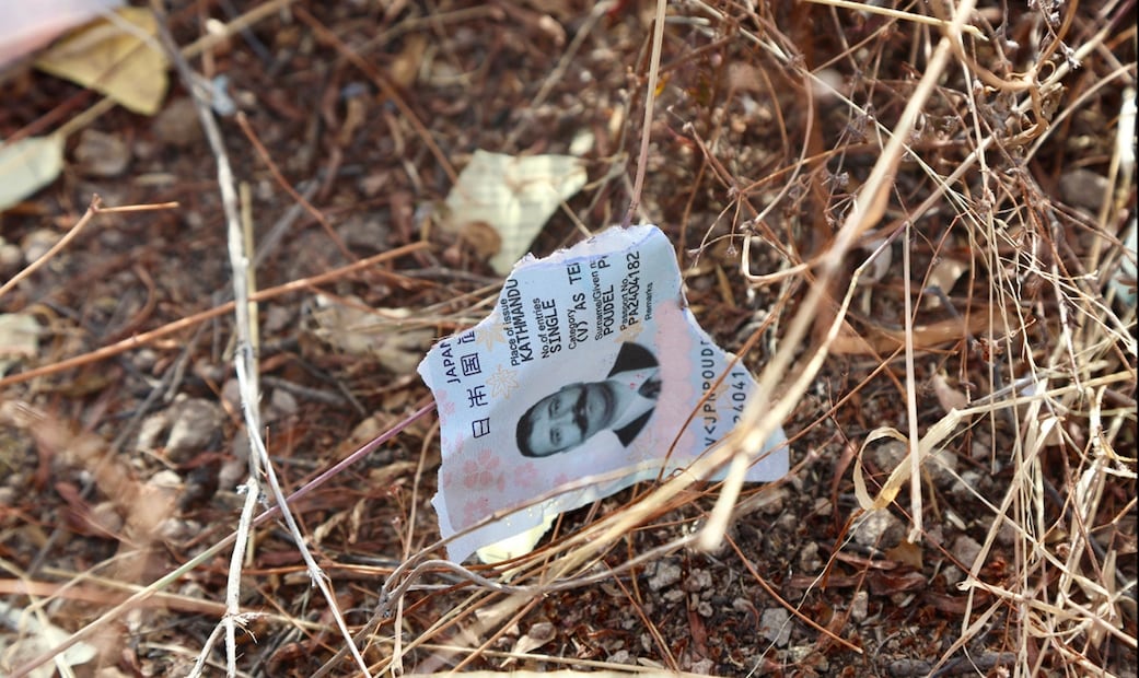 Pasaportes e identificaciones oficiales de personas de diversos países del mundo son destruidos y mutilados en el desierto fronterizo entre México y EU. Foto: Valente Rosas/EL UNIVERSAL