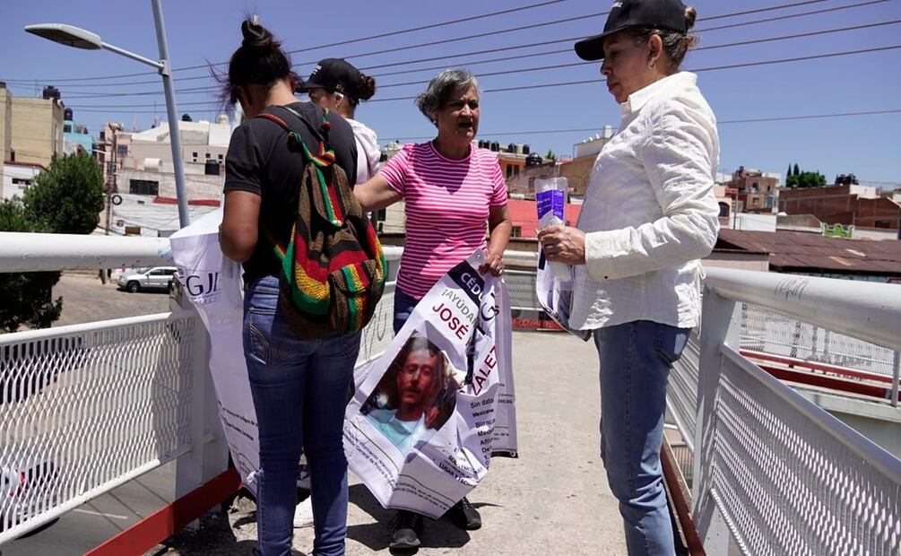 Colectivos de madres buscadoras colocan fichas de desaparecidos en puentes peatonales de Zacatecas. Foto: Diana Valdez