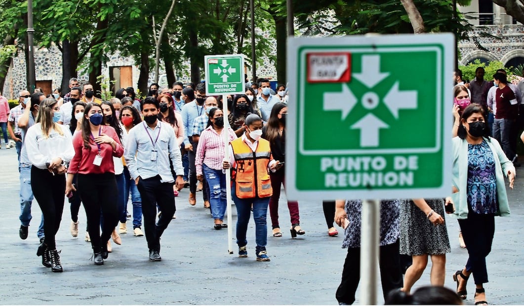 Trabajadores del poder ejecutivo salen de las oficinas del Palacio de Gobierno durante el simulacro nacional. Foto: EL UNIVERSAL