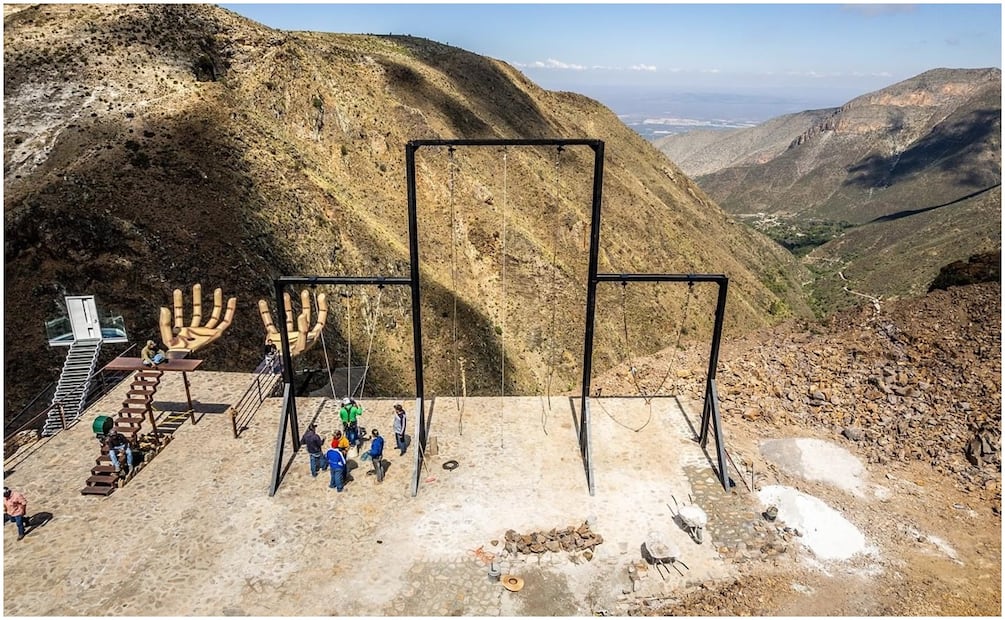 Joven queda colgada tras falla en atractivo extremo en Real de Catorce, SLP (22/10/2024). Foto: Especial