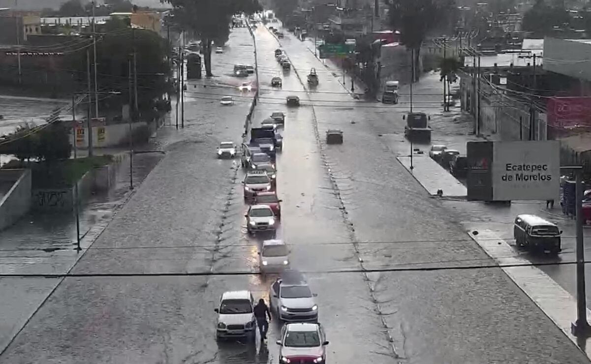 El agua poco a poco baja de nivel. Los conductores de vehículos particulares, transporte público de pasajeros y de carga tienen problemas para desplazarse. Foto: Especial