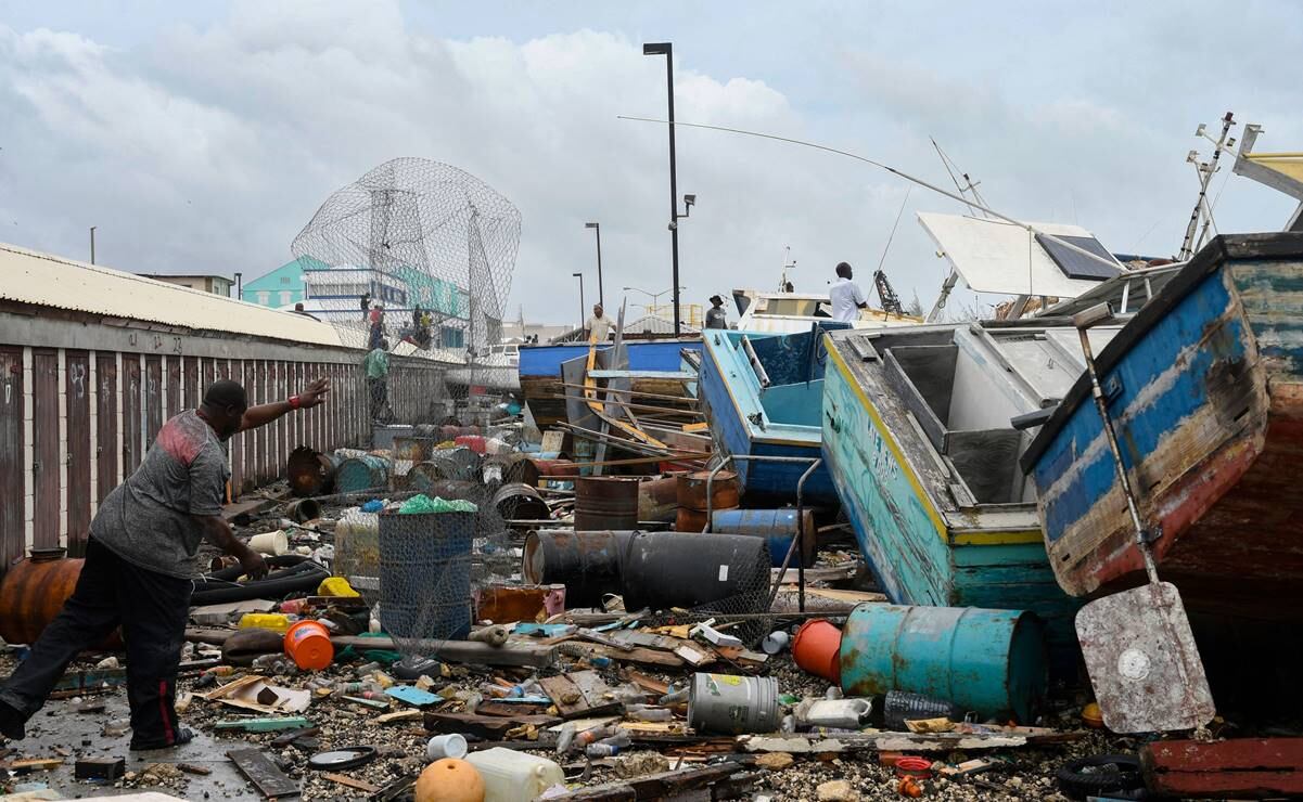 Los barcos pesqueros dañados se amontonan entre sí después del huracán Beryl. Foto: AFP