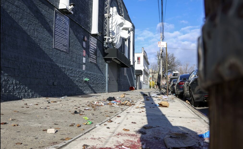 Imagen del lugar de un tiroteo en el exterior de la discoteca Amazura en el distrito de Queens, en Nueva York. Foto: EFE