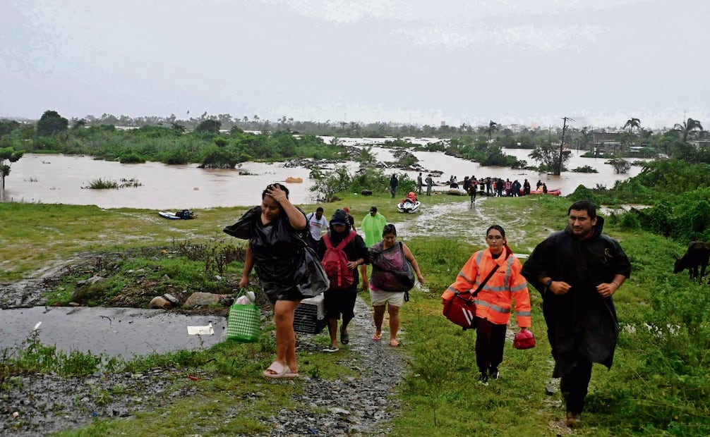 Decenas de personas con pocas pertenencias intentaron salir de la
<p>zona afectada. Foto: Francisco Robles / AFP