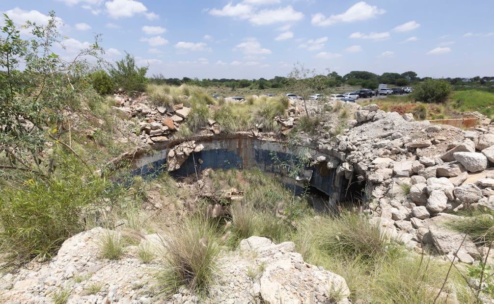 Un pozo de mina en desuso cercano muestra la naturaleza peligrosa de los pozos de antiguas minas comerciales utilizadas por mineros ilegales. Foto: EFE