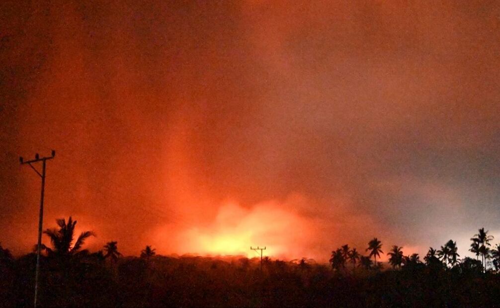 El cielo brilla por la erupción del monte Lewotobi Laki-Laki la mañana del lunes 4 de noviembre de 2024, en el este de Flores, Indonesia. Foto: AP