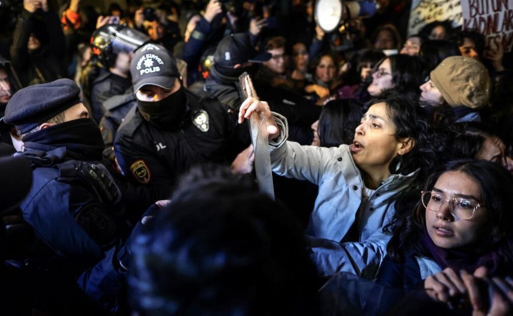 En las protestas de hoy han podido verse mensajes denunciando la salida de Turquía de ese tratado. (25/11/2024). Foto: KEMAL ASLAN / AFP