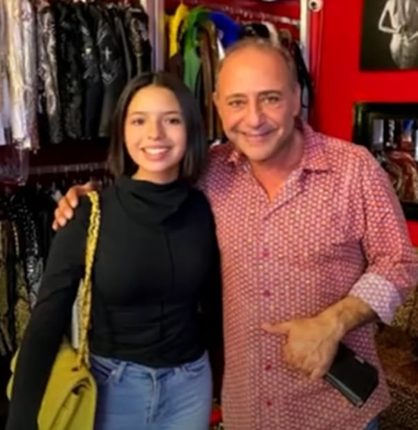 Esta foto fue tomada en 2019, cuando Ángela visitó la tienda de Mier. Foto: Captura de YouTube.