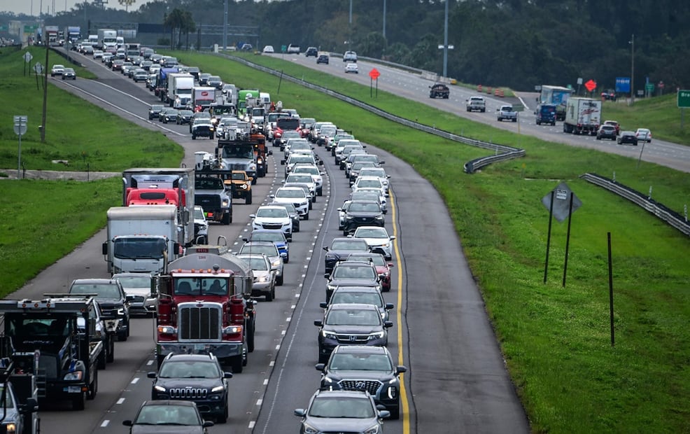 Ciudadanos han empezado a regresar a sus casas para iniciar con la reconstrucción de sus hogares. Tráfico intenso se registra a lo largo de la Interestatal 4 en la ruta Orlando-Tampa en Florida en dirección a Tampa. Foto: AFP