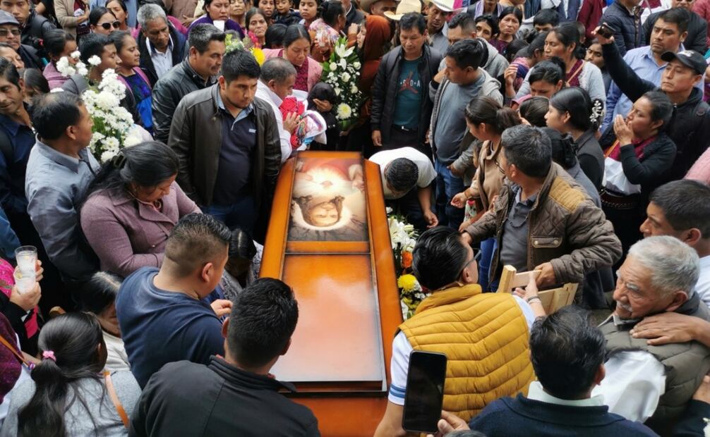 Decenas de personas acuden a despedir al sacerdote Marcelo Pérez Pérez asesinado el 20 de octubre en San Cristóbal de las Casas, Chiapas. Foto: Fredy Martín Pérez.