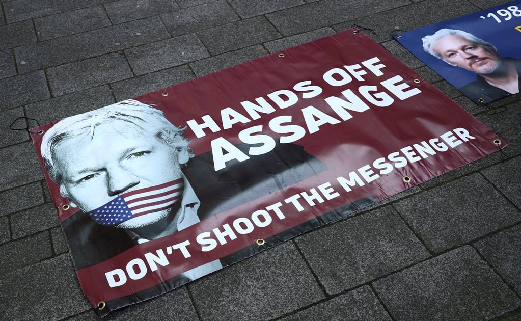 Banners in support of arrested WikiLeaks founder Julian Assange are seen on the pavement in front of Westminster Magistrates Court in London, Britain - Photo: Hannah McKay/REUTERS