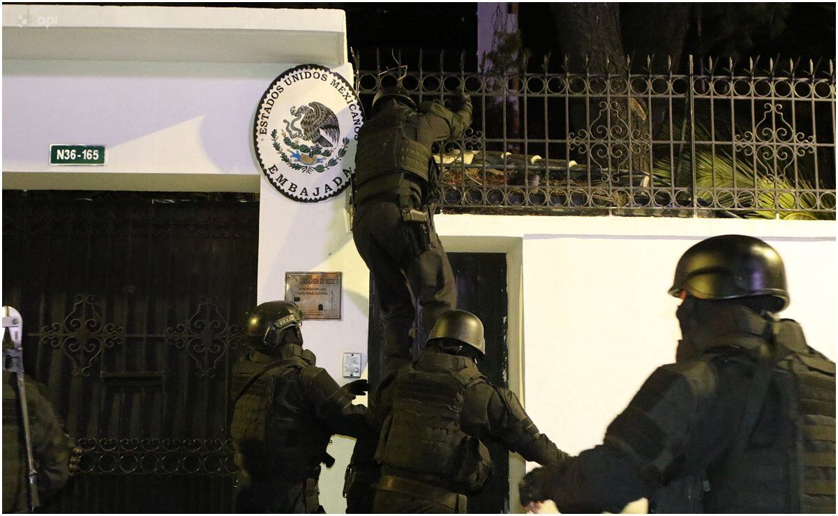 Policía de Ecuador irrumpe en embajada de México. Foto: Alberto Suárez/AFP