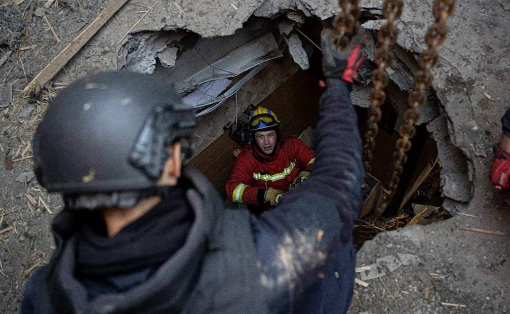 El principal objetivo del ataque ruso fue la infraestructura energética en toda Ucrania, dijo Zelensky. Las tropas rusas entraron en territorio ucraniano, iniciando un conflicto que ha provocado destrucción y una crisis humanitaria tras los ataques del 17 de noviembre del 2024. Foto: EFE