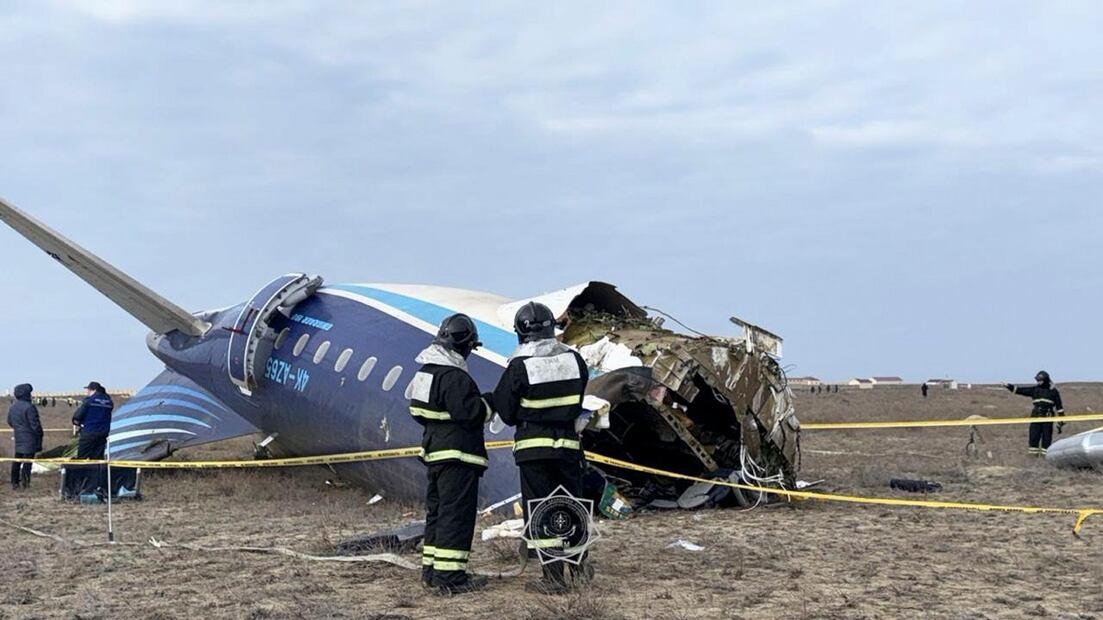 Especialistas en emergencias trabajando en el lugar del accidente de un avión de pasajeros cerca de Aktau, Kazajstán, el 25 de diciembre de 2024. Foto: EFE