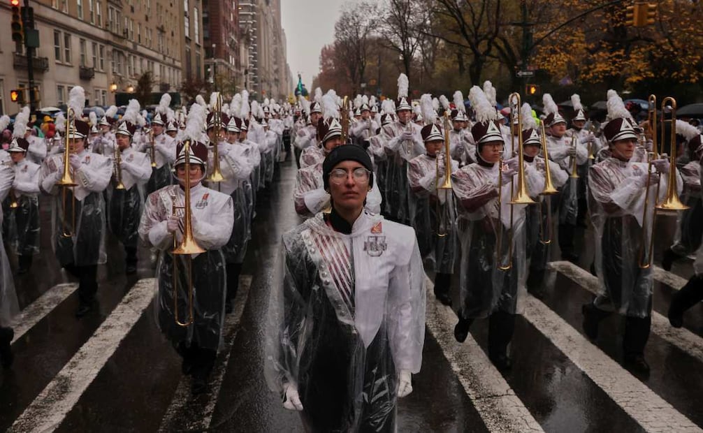 La banda de música Minutemen de la Universidad de Massachusetts marcha por Central Park West mientras participa en el desfile del Día de Acción de Gracias de Macy's, el jueves 28 de noviembre de 2024, en Foto: AP