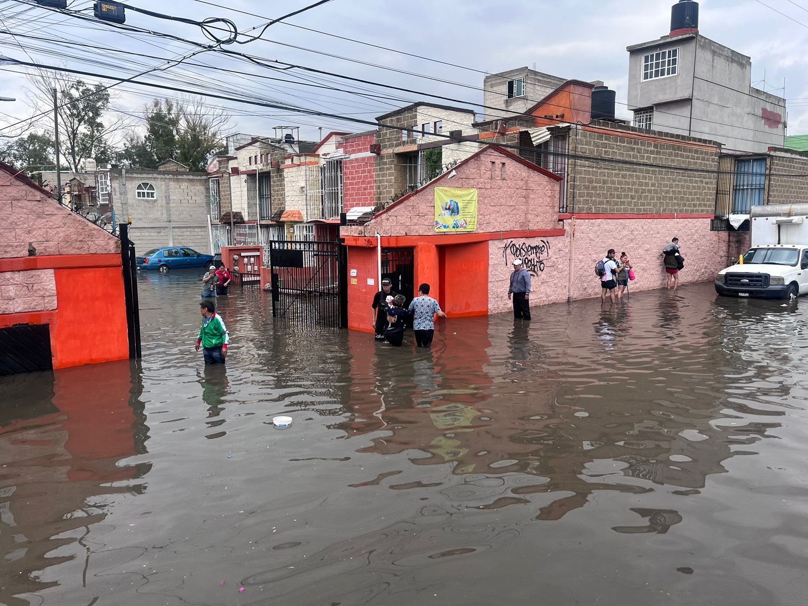 Vecinos de la colonia Rancho San Blas, en Cuautitlán, aseguran que la inundación ocurrió por la construcción de unas bodegas. (Foto: Arturo Contreras)