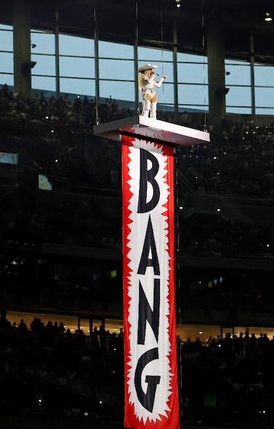 Beyoncé se presenta durante el espectáculo de medio tiempo del partido entre los Baltimore Ravens y los Houston Texans. Foto: Alex Slitz/Getty Images/AFP (Photo by Alex Slitz / GETTY IMAGES NORTH AMERICA / Getty Images via AFP.