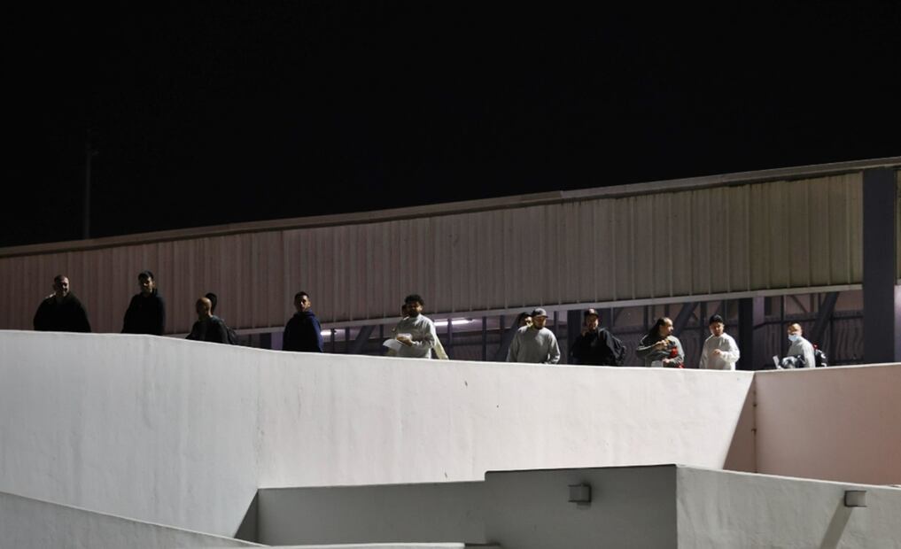 Veintitrés trabajadores de plantíos en Denver, Colorado, llegaron la noche del 21 de enero de 2025, a la garita El Chaparral, en Tijuana, Baja California. Foto: Diego Simón/EL UNIVERSAL