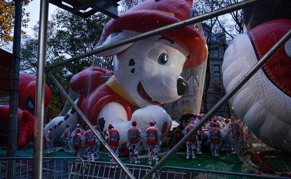 Los juerguistas se reúnen mientras llueve antes del Desfile Anual del Día de Acción de Gracias el 28 de noviembre de 2024 en la ciudad de Nueva York.   Foto: AFP