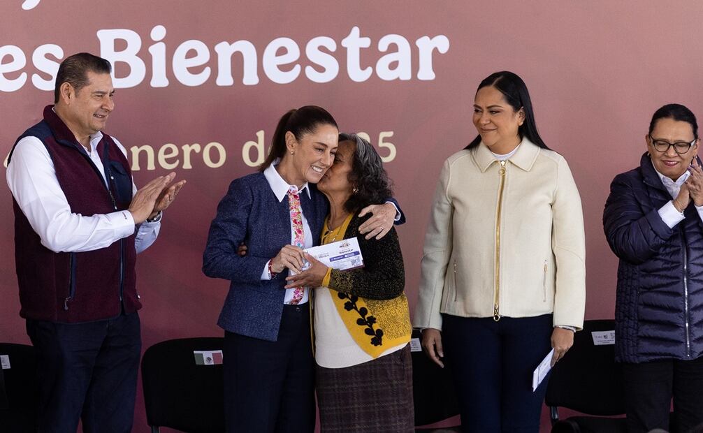 La presidenta Claudia Sheinbaum Pardo encabeza la Entrega de Tarjetas de la Pensión Mujeres Bienestar, en Huachinango, Puebla. Foto: Hugo Salvador / EL UNIVERSAL