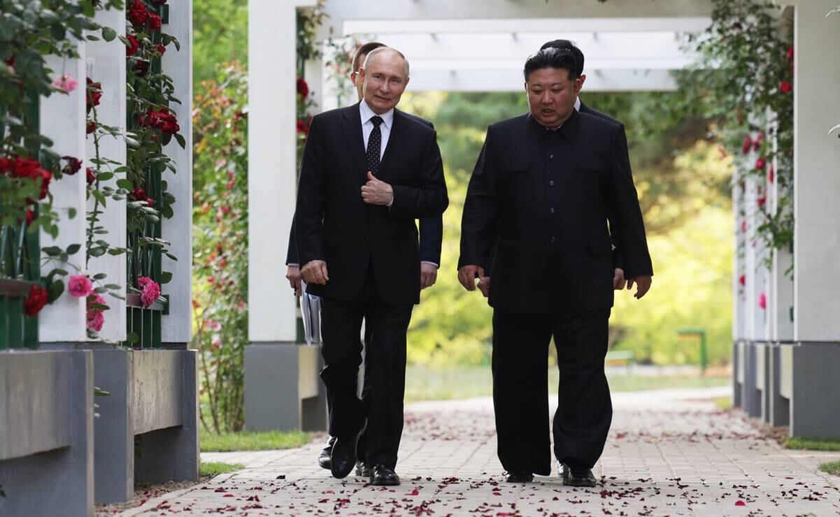 Vladimir Putin y el líder norcoreano Kim Jong Un caminan durante una reunión, en Pyongyang. Foto: EFE