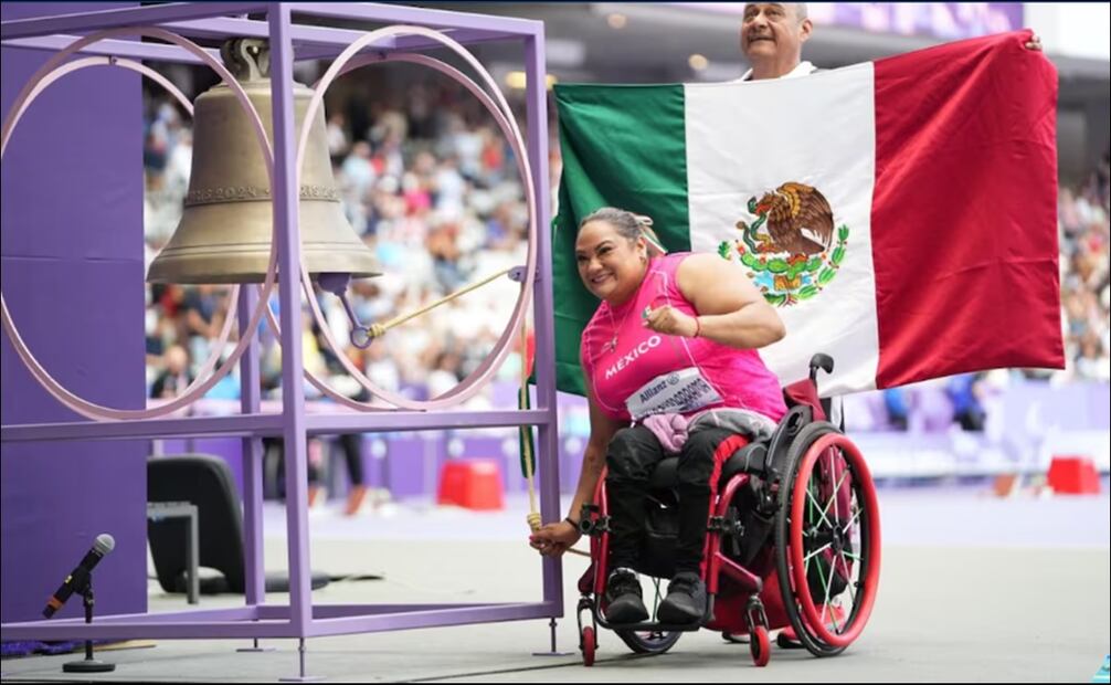 Gloria Zarza toca la campana en París 2024 tras conquistar la Final de lanzamiento de bala al conseguir la distancia más larga con 8.06 metros. FOTO: @COPAME