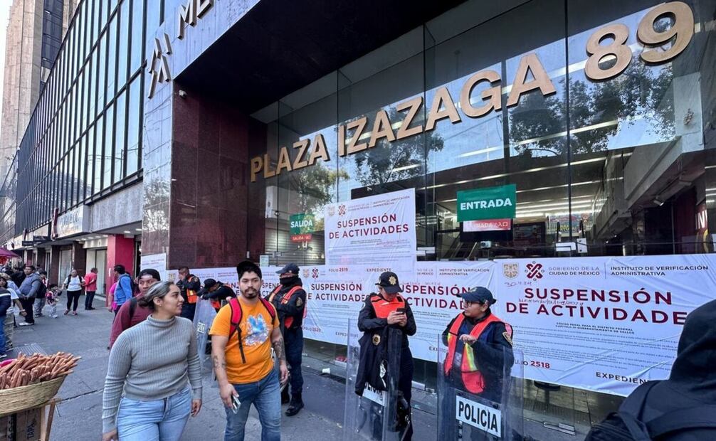 Este es el tercer día en que los comerciantes llevan a cabo el retiro de sus productos, previamente acreditados como legales, y los trasladan a lugares cercanos a esa zona. Foto: Cuartoscuro