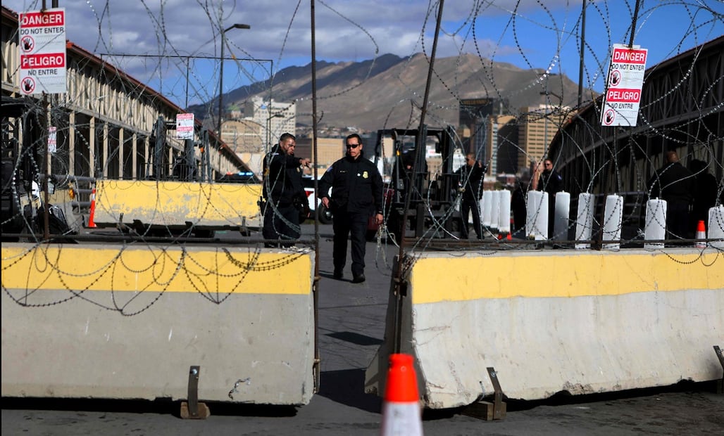 Agentes de la Oficina de Aduanas y Protección Fronteriza instalaron alambres de púas y bloques de concreto en el puente Paso del Norte, que conecta Ciudad Juárez con El Paso, el 17 de enero de 2025.Texas. Foto: AFP