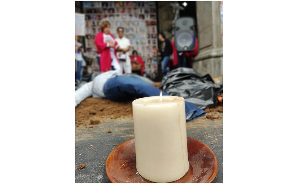 Colectivos simulan una fosa clandestina frente al Palacio de Gobierno en Morelos. Foto: Especial