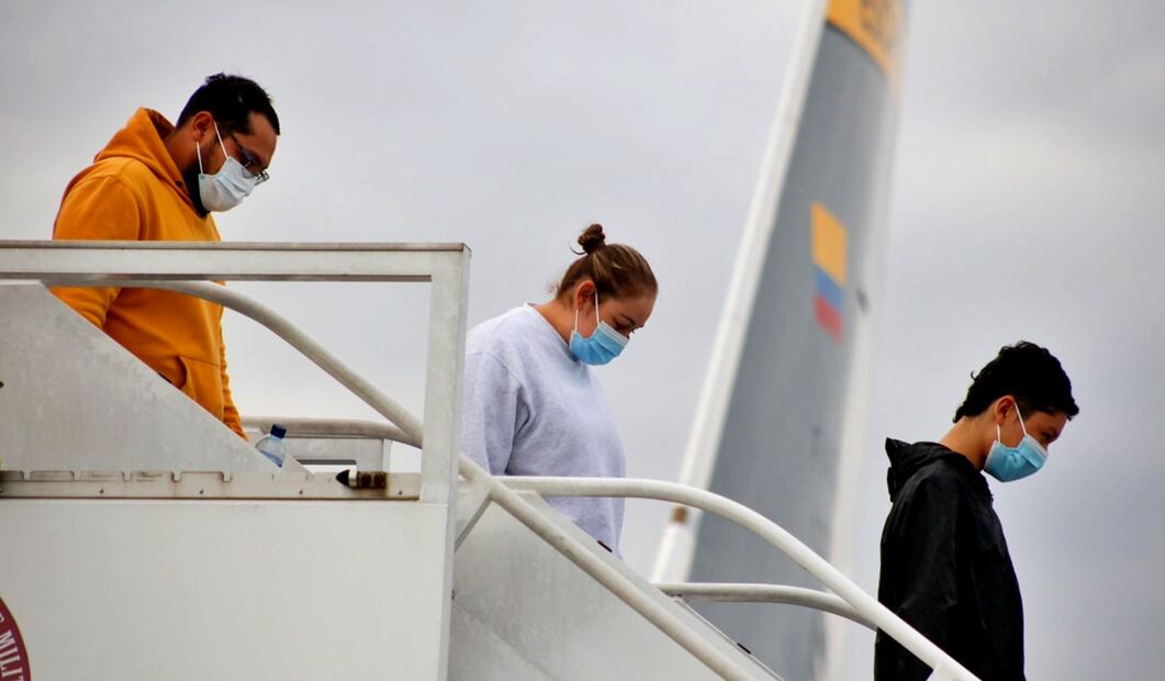 Un avión de la FAC que transporta a 110 ciudadanos deportados de Estados Unidos aterrizó en el aeropuerto internacional El Dorado en Bogotá. Foto: EFE