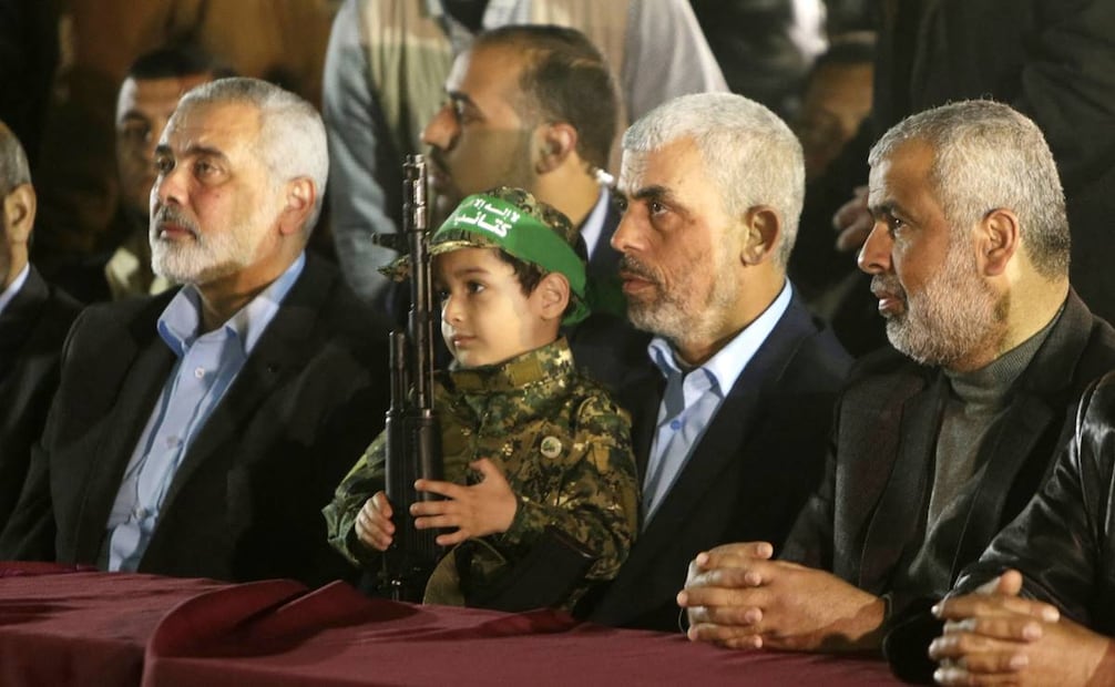 Yahya Sinwar (segundo a la derecha), era el líder del movimiento islamista Hamas en la Franja de Gaza. Foto: AFP