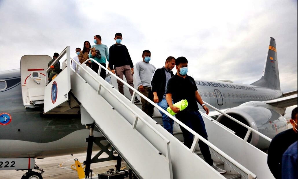 Un avión de la FAC que transporta a 110 ciudadanos deportados de Estados Unidos aterrizó en el aeropuerto internacional El Dorado en Bogotá. Foto: EFE