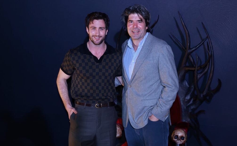 Aaron Taylor-Johnson y el director, J.C Chandor en la alfombra roja de la cinta "Kraven, el cazador”. Foto: Fernanda Rojas/ EL UNIVERSAL.