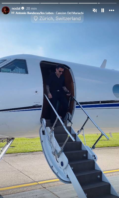 Christian Nodal bajando de su avión privado. Esta noche ofrecerá un concierto en Zurich, Suiza