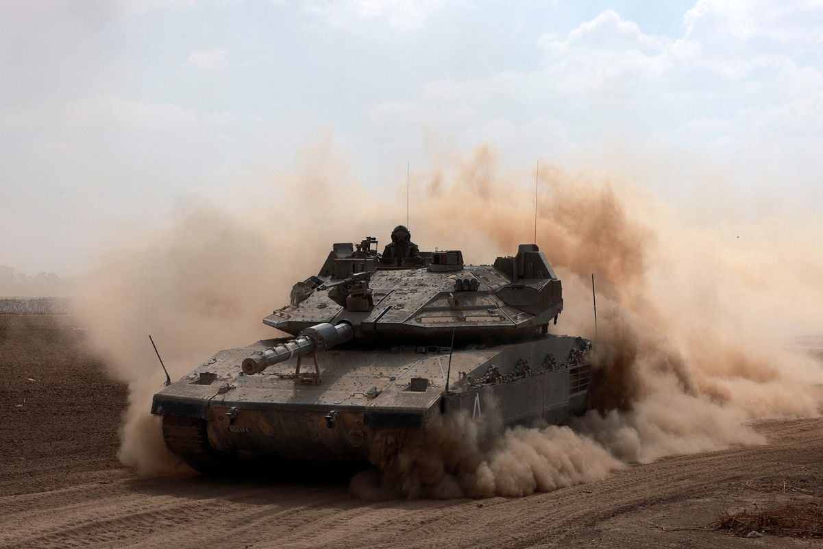 Un tanque de batalla Merkava del ejército israelí se despliega con otros a lo largo de la frontera con la Franja de Gaza. Año 2023. Foto: AFP