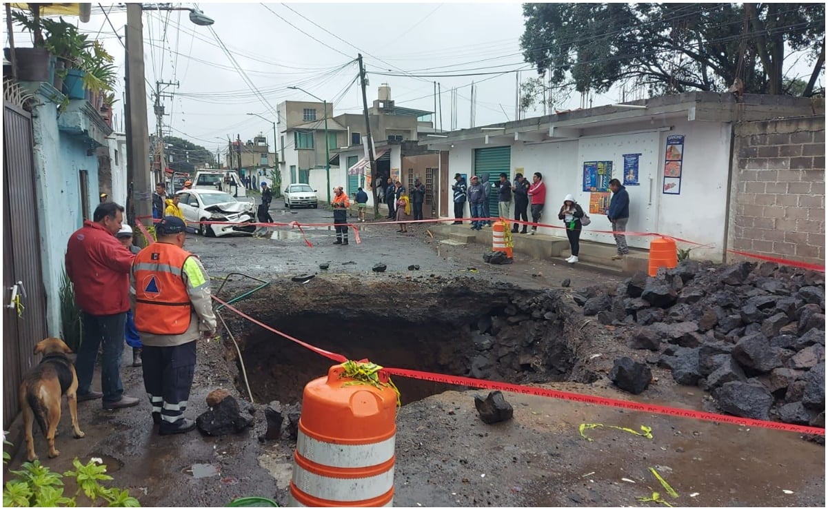 Automóvil cae a socavón. Foto: Especial