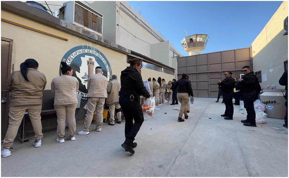 Trasladan a Chihuahua a 26 mujeres privadas de la libertad en Morelos (21/12/2024). Foto: Especial