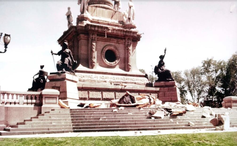 La base del Monumento a la Independencia tras el sismo del 28 de julio de 1957. Se puede apreciar la escultura de la victoria alada, conocida como el 