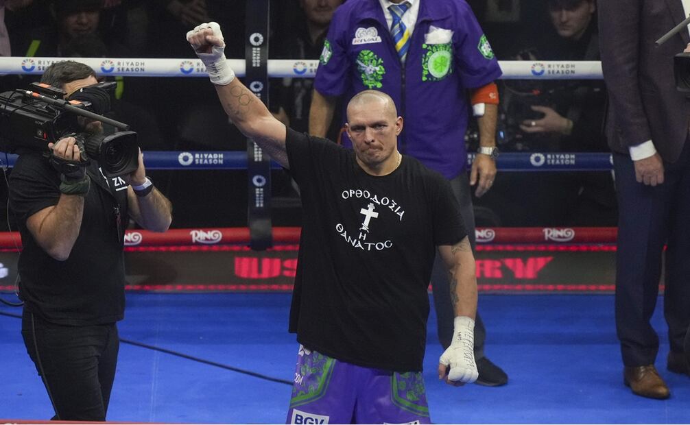 Usyk superó de nueva cuenta a Tyson Fury; retiene sus títulos de pesos pesados FOTO: AP