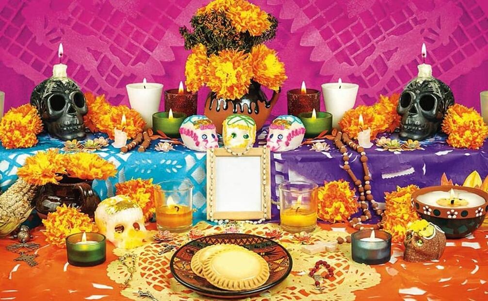 Cada uno de los 7 niveles de un altar de muertos representa los escalones que deben avanzar las almas difuntas para descansar en paz. Foto: EL UNIVERSAL