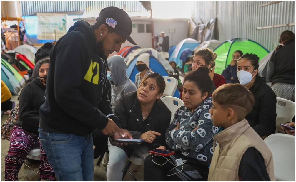 Migrantes observaron la transmisión de la toma de protesta de Donald Trump en un albergue ubicado en la frontera de Tijuana y San Diego. Durante la transmisión se dieron cuenta que la aplicación del CBP ONE ya no funciona. Foto: Diego Simón/ EL UNIVERSAL