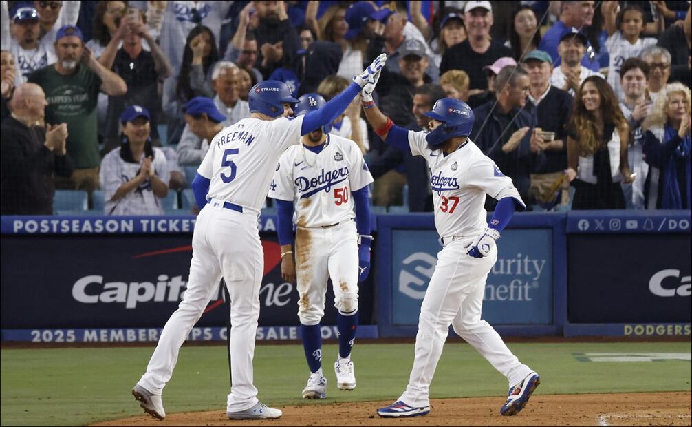 Teoscar Hernández, de los Dodgers de Los Ángeles, es recibido por Freddie Freeman después de conectar un jonrón de dos carreras. FOTO: EFE