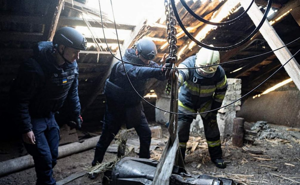 Las fuerzas rusas lanzaron un 'ataque combinado masivo dirigido a todas las regiones de Ucrania' durante la noche y la mañana con alrededor de 120 misiles y 90 vehículos aéreos no tripulados. (UAV), afirmó el presidente ucraniano Zelensky el 17 de noviembre, añadiendo que las fuerzas de defensa aérea de Ucrania destruyeron más de 140 objetivos aéreos. Foto: EFE