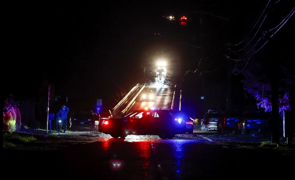 El fenómeno climático conocido como "ciclón bomba" causó cortes de energía generalizados y derribó árboles que mataron al menos a una persona. Foto: AP